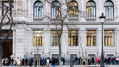 Decenas de personas hacen cola para contratar Letras del Tesoro, en el Banco de España, en febrero de 2023.