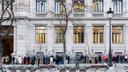 Decenas de personas hacen cola para contratar Letras del Tesoro en el Banco de España.