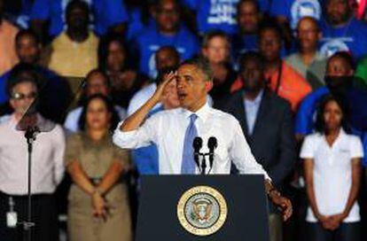 El presidente estadounidense, Barack Obama, ofrece un discurso a sus seguidores en la Autoridad Portuaria de Jacksonville, Florida.