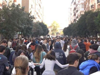 Jóvenes reunidos en la pop-up de Scuffers abierta en Madrid este viernes. FOTO CEDIDA.