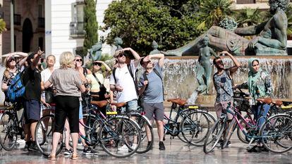 Un grupo de turistas en el centro de Valencia, el pasado 27 de septiembre.