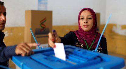 Una votante en el referéndum del Kurdistán iraquí, hoy en Erbil.