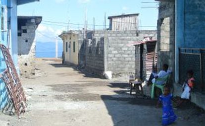Una calle de Ouani, con el mar al fondo.