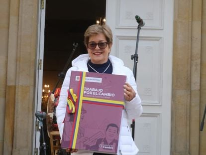 La ministra de Trabajo, Gloria Inés Ramírez, sostiene una copia de la propuesta de Reforma Laboral, el pasado 16 de marzo.