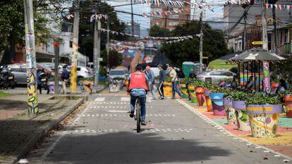 Un hombre circula en bicicleta sobre una de las calles del área de San Felipe, uno de los Barrios Vitales de Bogotá, el 24 de noviembre de 2022.
