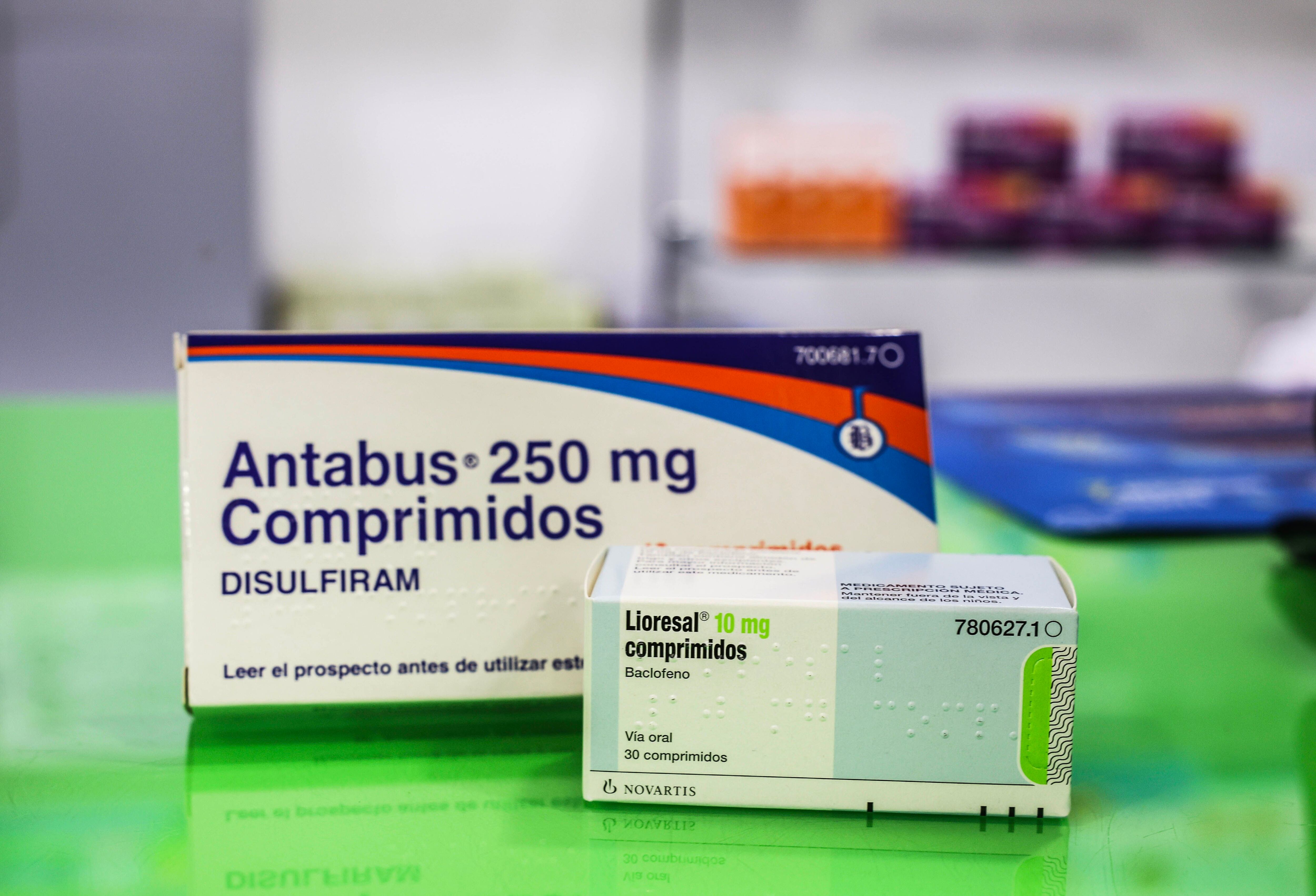 Cajas de dos medicamentos utilizados para dejar de beber, Antabus y Lioresal, en una farmacia de Madrid.