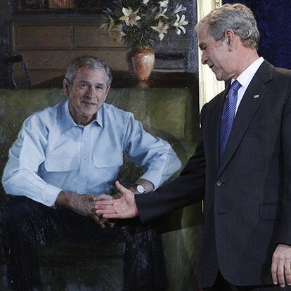 El presidente George W. Bush tras desvelar el retrato que se exhibirá junto al de otros presidentes de EE UU en la National Portrait Gallery