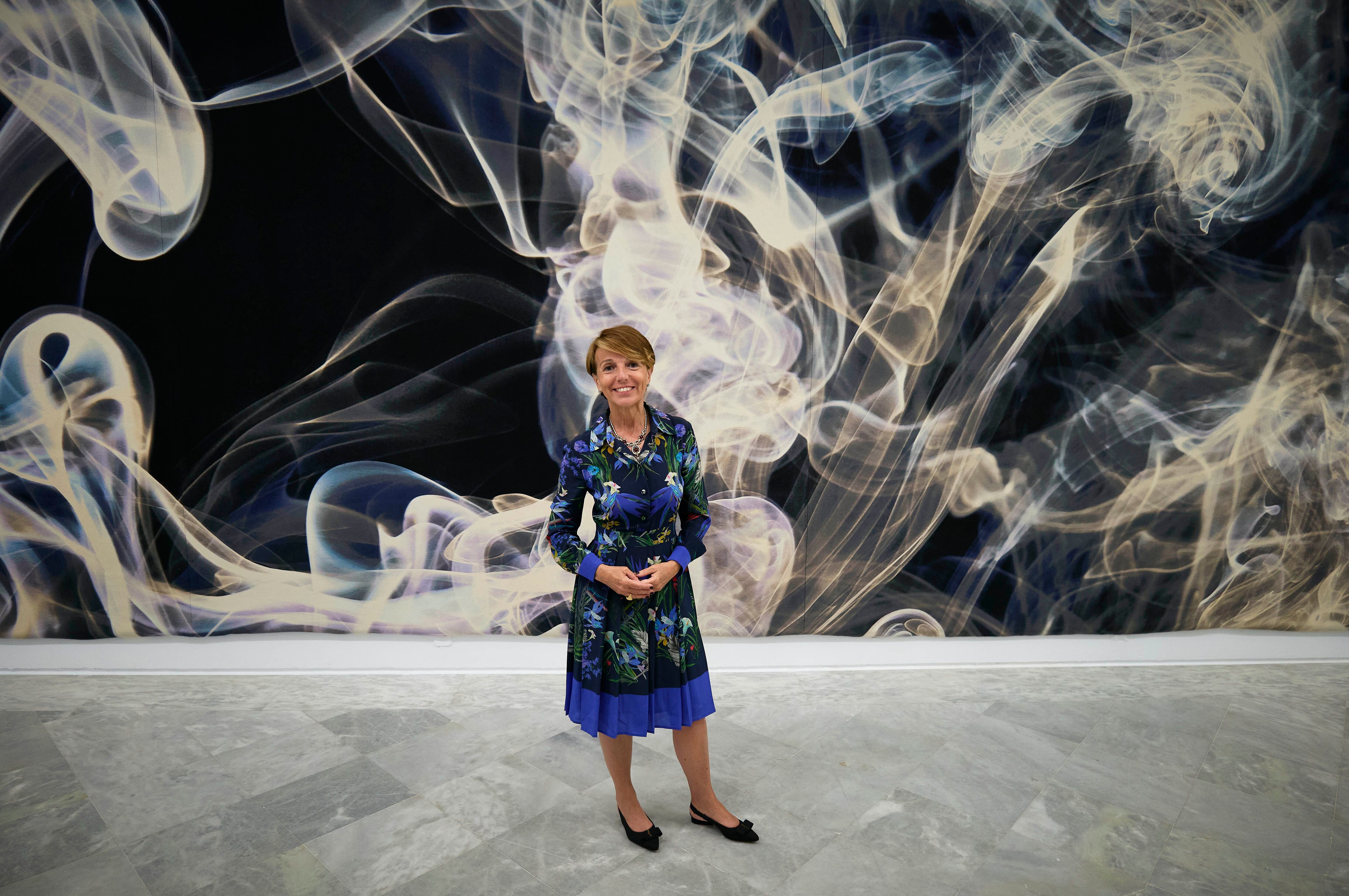 Patrizia Sandretto posa ante el tapiz de 12 metros de Pae White, en la inauguración de su exposición en el CAAC de Sevilla.