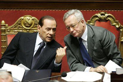 El primer ministro italiano, Silvio Berlusconi, y el ministro de economía, Giulio Tremonti, hoy en el Senado en Roma.