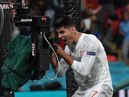 Álvaro Morata celebra ante una cámara el gol del empate de España ante Italia.