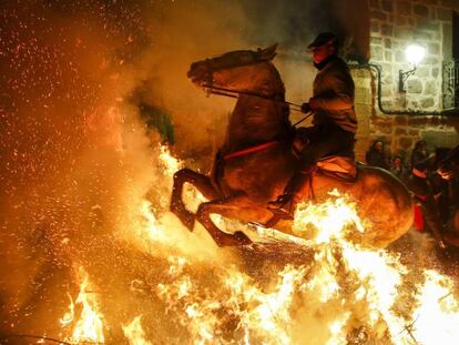 San Bartolome (Ávila) revive las 'luminarias', inmersa en el humo purificador