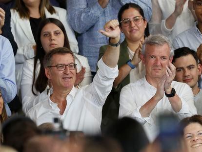 El presidente del PP, Alberto Núñez Feijóo y el de la Xunta, Alfonso Rueda, este domingo en un acto del partido en Santiago de Compostela.