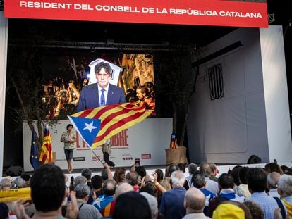Puigdemont interviene por videoconferencia en el acto celebrado el pasado 1 de octubre en la plaza de Cataluña de Barcelona en el sexto aniversario del 1-O.