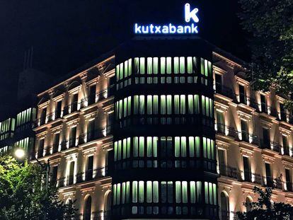 Oficina de Kutxabank iluminada con energía renovable.