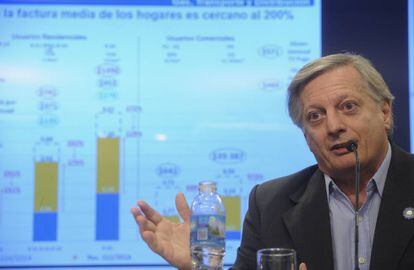 El ministro de Energía, Juan José Aranguren, anuncia en Buenos Aires las nuevas tarifas del gas.