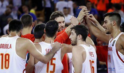 Los jugadores de Espa&ntilde;a celebran el triunfo ante Montenegro