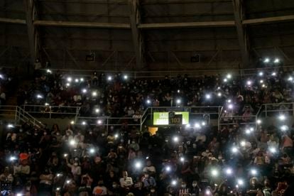 Los seguidores de Vicente Fernández iluminan con luces la tribuna durante el funeral del cantante de regional mexicano el día 12 de diciembre de 2021.