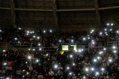 The followers of Vicente Fernández illuminate the tribune with lights during the funeral of the Mexican regional singer on December 12, 2021.