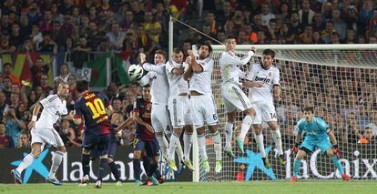 Liga. Barcelona, 2 - Real Madrid, 2: El disparo de falta de Messi supera la barrera blanca.
