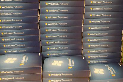 Paquetes del sistema operativo Windows 7 de Microsoft, en unos grandes almacenes en Mountain View, California.