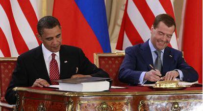 Barack Obama y Dmitri Medvédev firman el acuerdo de desarme nuclear Nuevo START, en el castillo de Praga.