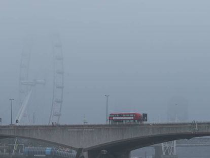 La niebla envuelve el puente de la noria London Eye, uno de los símbolos de la capital británica.