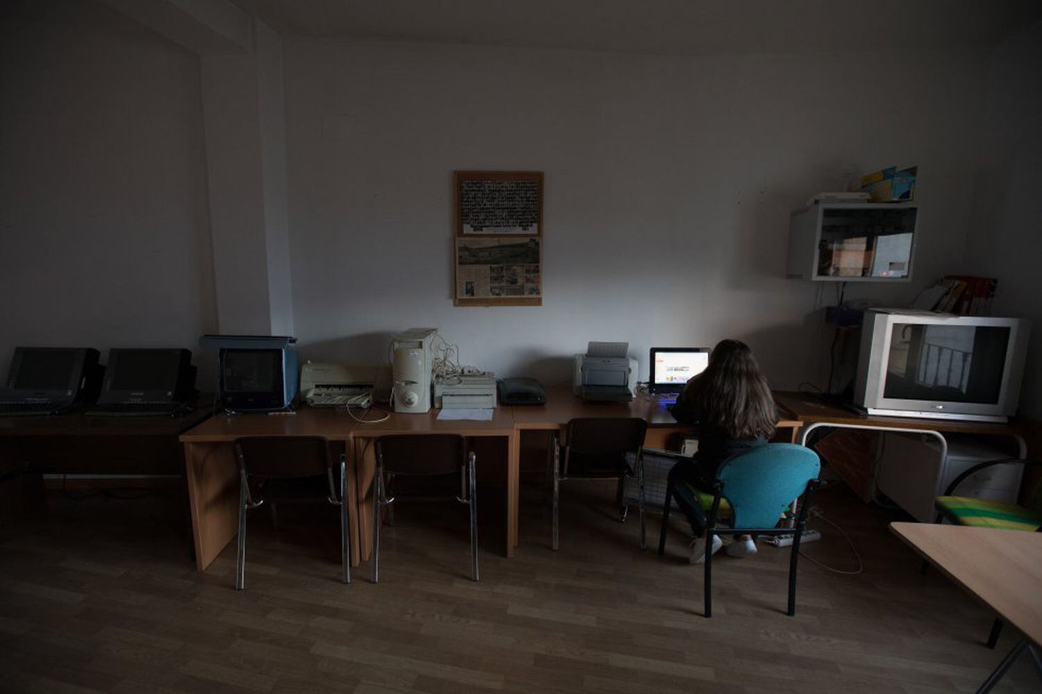 Una joven accede a Internet en el ordenandor del Telecentro de Molinos de Duero (Soria).