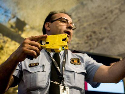 Un intendente de los Mossos presenta en septiembre de 2019 la pistola eléctrica Taser que iba a comenzar a usar la policía catalana.