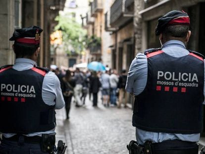 Una patrulla de Mossos d'Esquadra, en Girona.