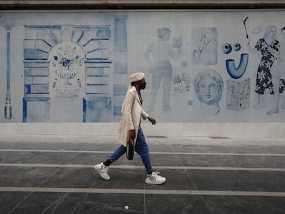 Mural de porcelana en la fachada del Palacio de la Música de la Gran Vía, obra de Los Bravú y comisariada por La Casa Encendida.