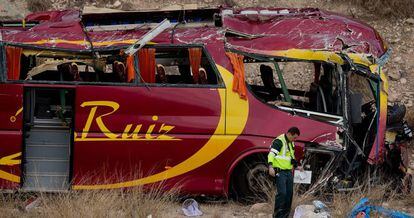 Un guardia civil examina el lugar del accidente del autobus en Cieza (Murcia)