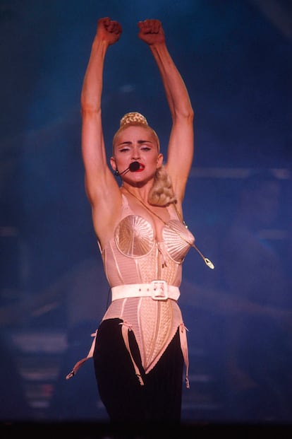 Durante la gira Blond Ambition Madonna lució el famoso corsé diseñado por Jean Paul Gaultier. Era 1990 y en 2011 se subastó por un dineral.