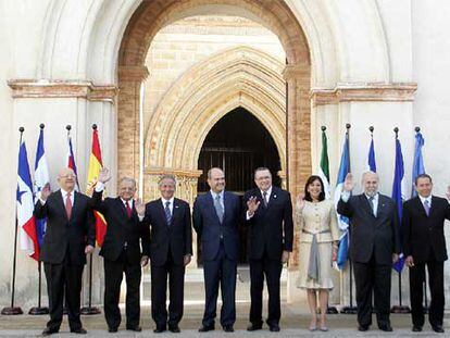 Chaves (cuarto por la izquierda) y los dirigentes de los siete países centroamericanos, ayer, en Sevilla, antes de la reunión.
