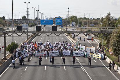 Trabajadores del hospital de Bellvitge cortan la Gran Via en protesta contra los recortes.