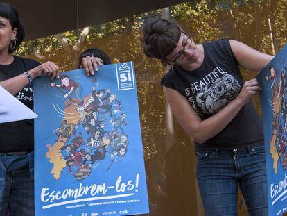 Anna Gabriel, diputada de la CUP, y Laura Gisbert, portavoz del Sindicato de Estudiantes de Catalunya (SEPC), durante la presentación de la campaña a favor del referéndum del 1 de octubre.