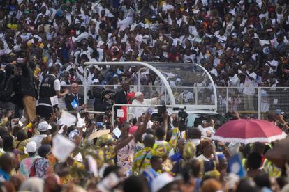 Al rededor de 65.0000 jóvenes y catequistas celebraban la llegada del papa Francisco, que avanzó con su papamóvil por el Estadio de los Mártires, antes de comenzar el acto que se ha celebrado este jueves 2 de febrero, en Kinsasa.