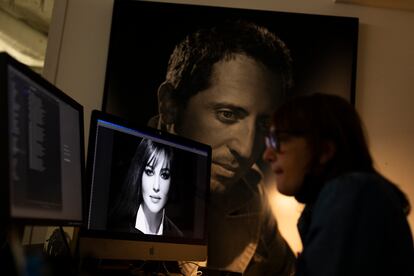 Lysiane Chapuis, jefa de producción de Studio Harcourt trabaja en la edición de un retrato.