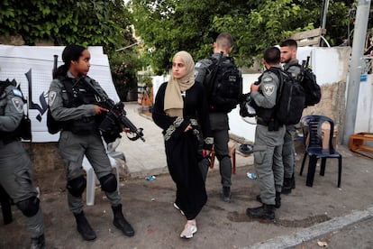 Muna al Kurd, activista digital palestina, a la entrada de su casa en Sheij Yarrah, el pasado domingo en Jerusalén.