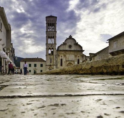 Plaza y catedral de San Esteban, en la ciudad croata de Hvar.