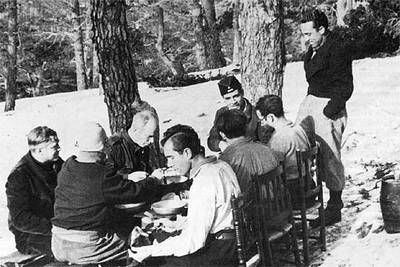 Norman Bethune, en la sierra de Guadarrama (Madrid), comiendo con los integrantes del Servicio Canadiense de Transfusión de Sangre.