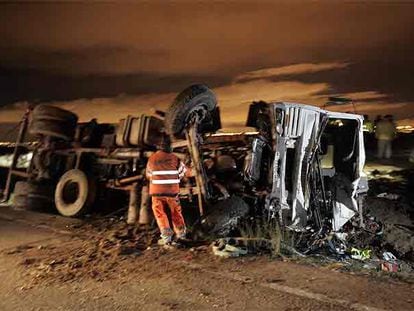 El camión de material de construcción volcado a consecuencia del accidente en Navalcarnero.