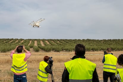 Vuelo experimental de un aerotaxi en el centro ATLAS de Villacarrillo (Jaén).