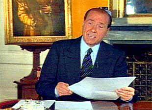 Una imagen de televisión de Silvio Berlusconi, que lee ayer un discurso sobre el resultado de las elecciones.