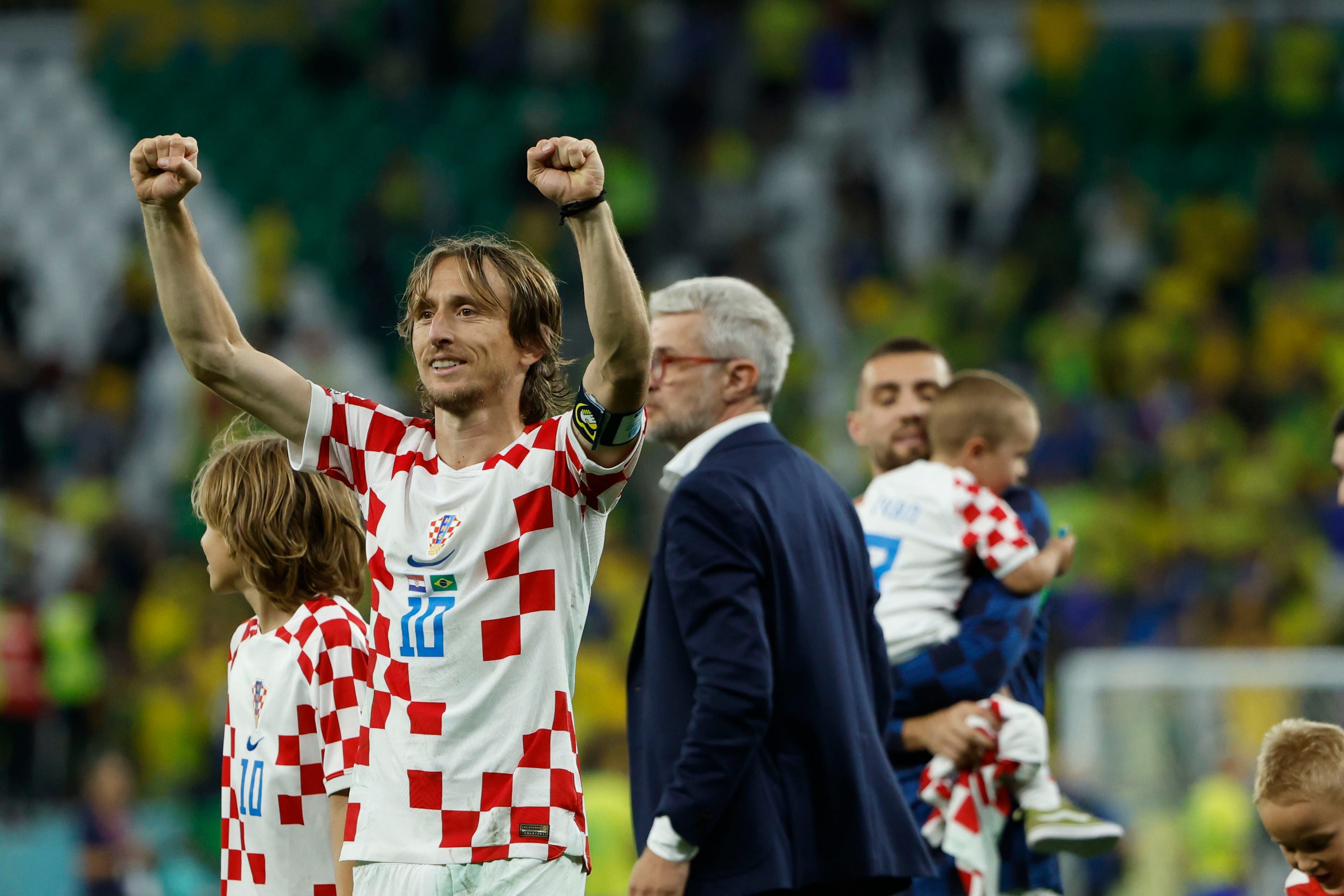 . RAYAN (CATAR), 09/12/2022.- Luka Modric de Croacia celebra al ganar hoy, en un partido de los cuartos de final del Mundial de Fútbol Qatar 2022 en el estadio Ciudad de la Educación en Rayán (Catar). EFE/Juanjo Martin