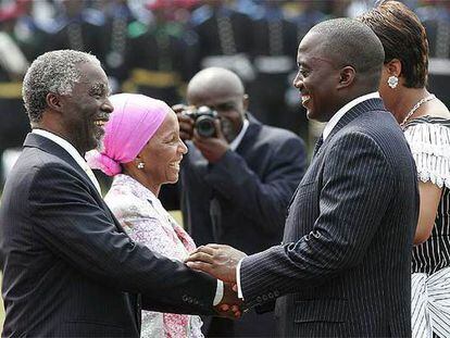 Joseph Kabila (derecha) recibe la enhorabuena del presidente surafricano, Thabo Mbeki.