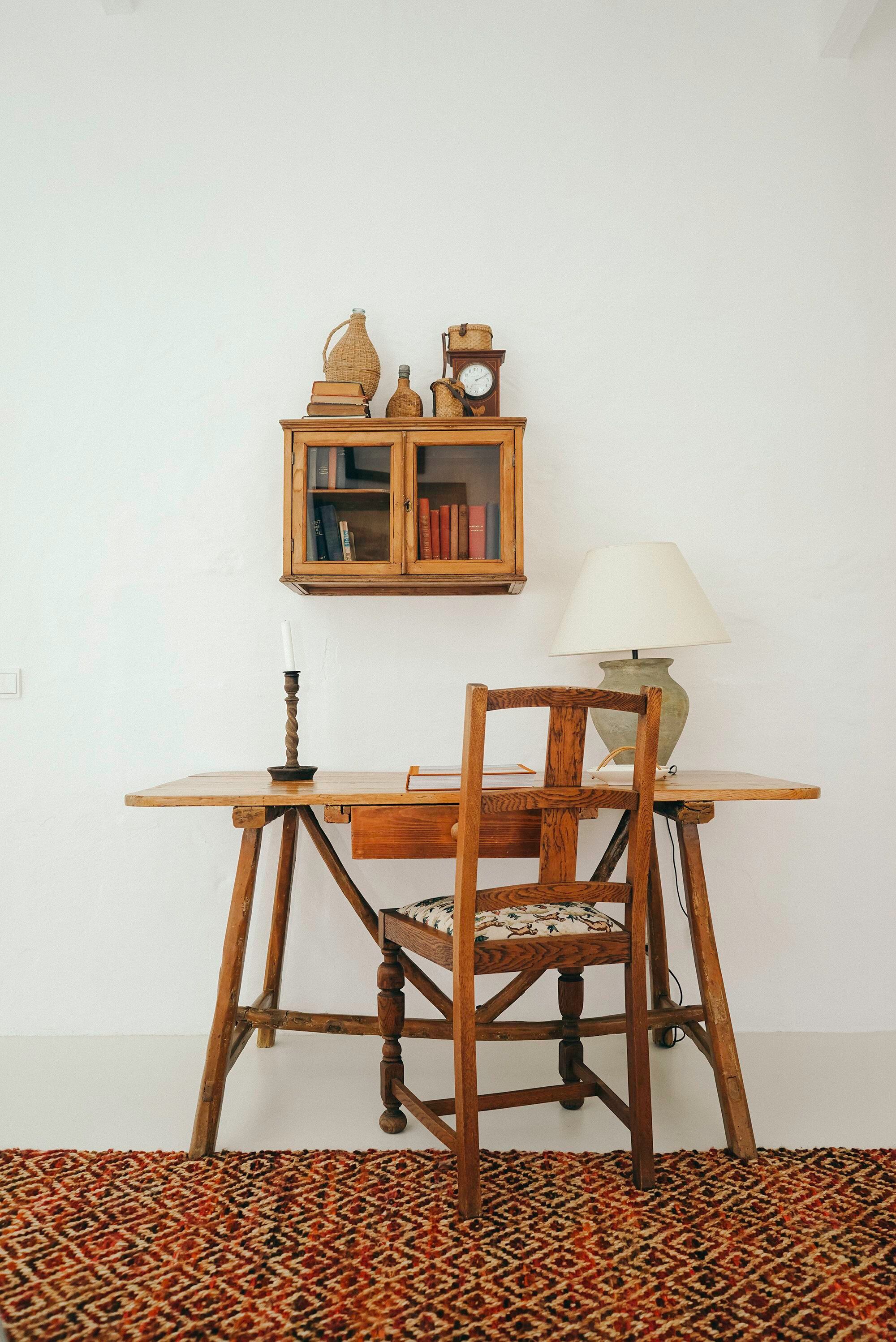 Los objetos y piezas de mobiliario comprados por Susana Gallardo en la isla decoran ahora la última planta de la vivienda, que es la que tiene el aire más menorquín de la casa.   