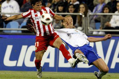 El defensa del Zaragoza Jiri Jarosik lucha por el balón con el delantero del Almería Pablo Piatti.
