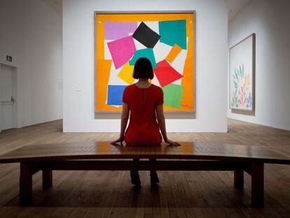Una visitante de la exposici&oacute;n de Henri Matisse en la Tate Modern observa el cuadro &#039;El caracol&#039;.