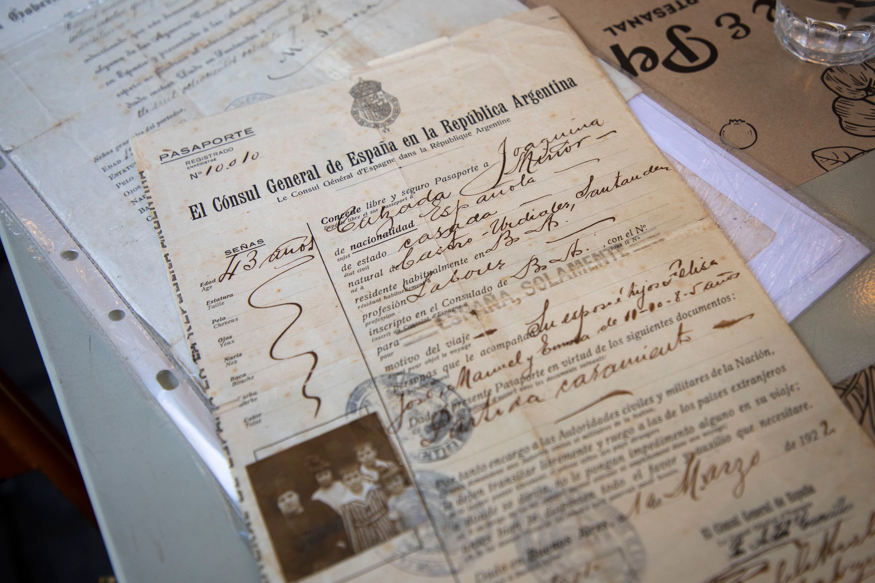 Un documento de 1922, es decir de 100 años de antigüedad, que De Hoz presentó como parte de su trámite de nacionalidad.