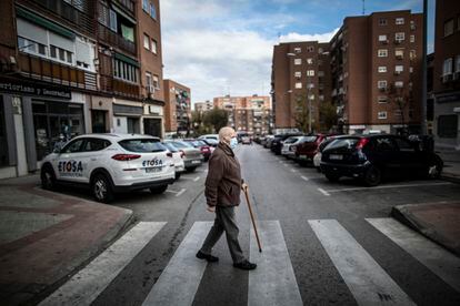 José Sereno, vecino de Fuenlabrada, de camino al autobús para visitar a su esposa en la residencia.